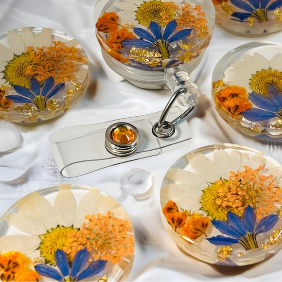 Badge reel, resin, daisy, Queen Anne's, baby's breath and shooting star. - Picture 7 of 8